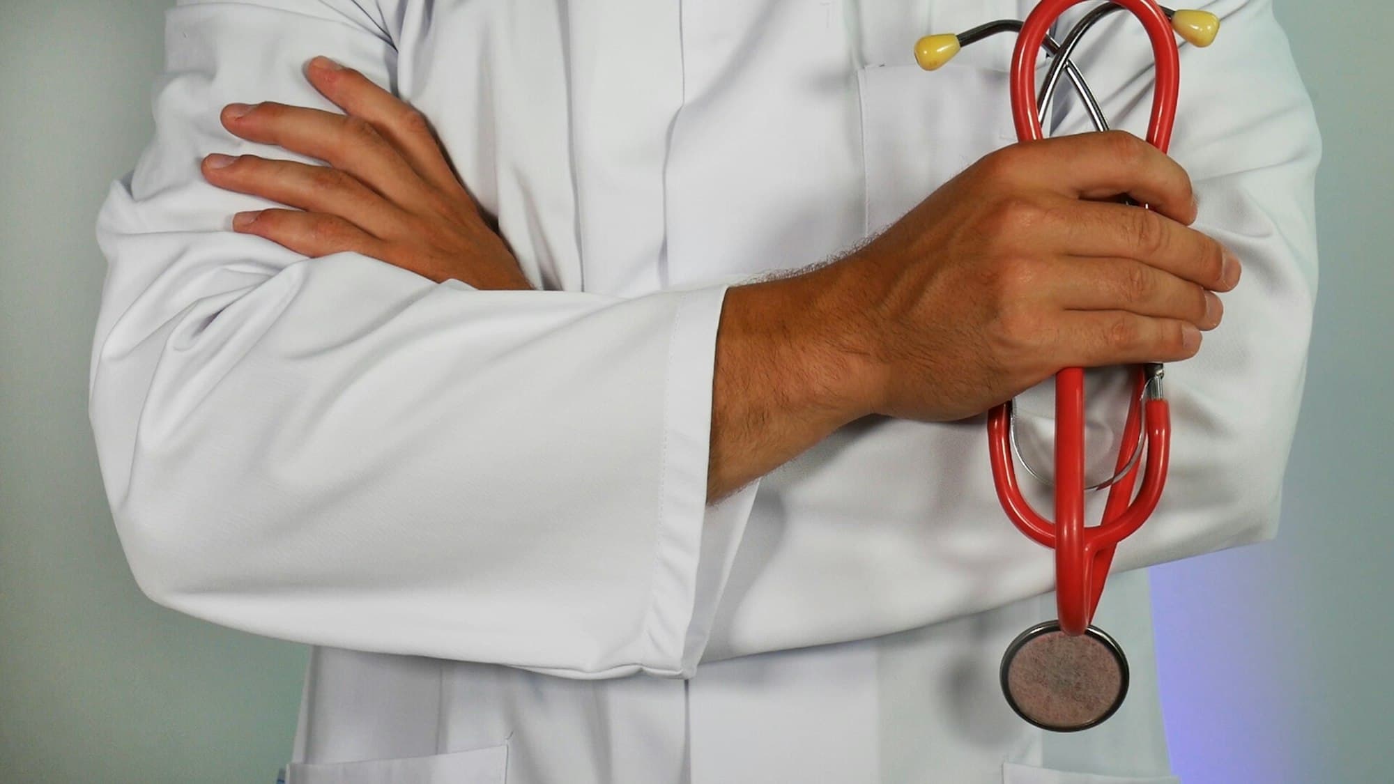 Médico com estetoscópio